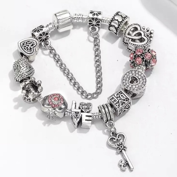 ❤️TRULY STUNNING SILVER BRACELET AND 11 BEAUTIFUL SILVER CHARMS & SAFETY CHAIN❤️ - Picture 4 of 5